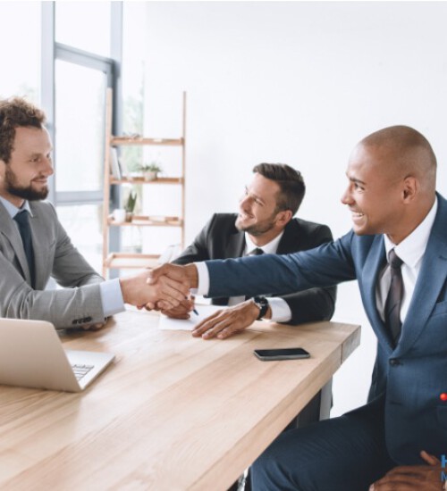 3 mannen handen schudden met logo